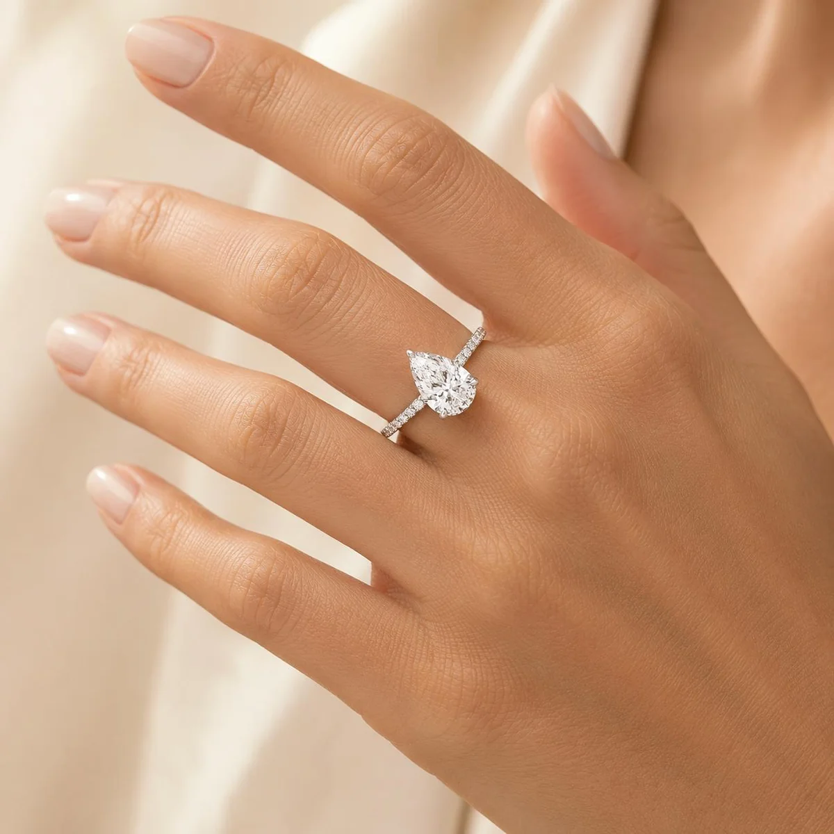 Bague Amelia Pear Solitaire en or blanc, portée à la main