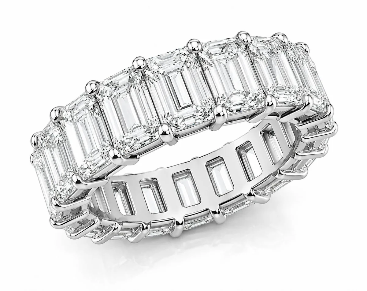 Bague Celeste Emerald Eternity en or blanc, vue de trois quarts