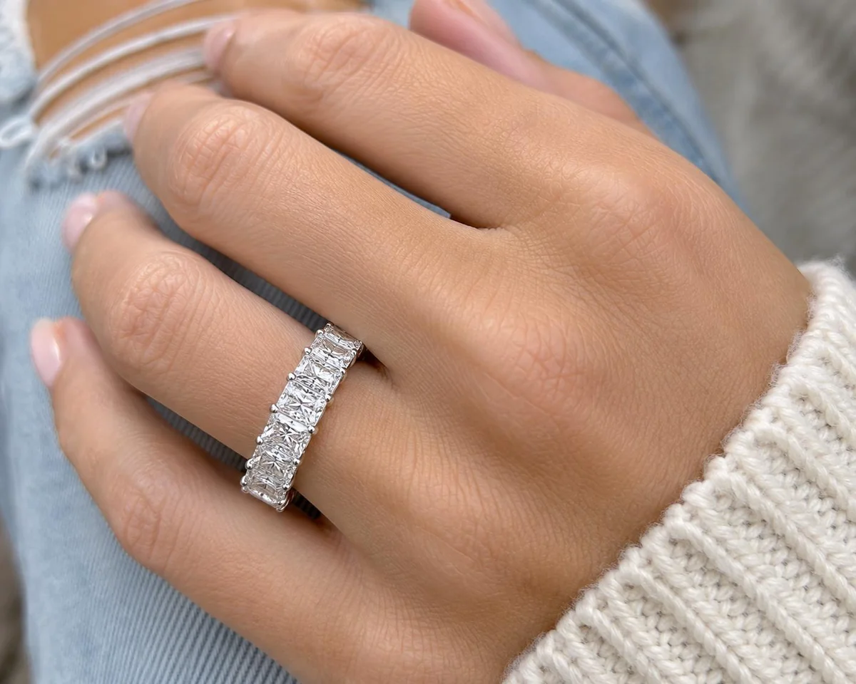Bague Celeste Radiant Eternity en or blanc, portée à la main