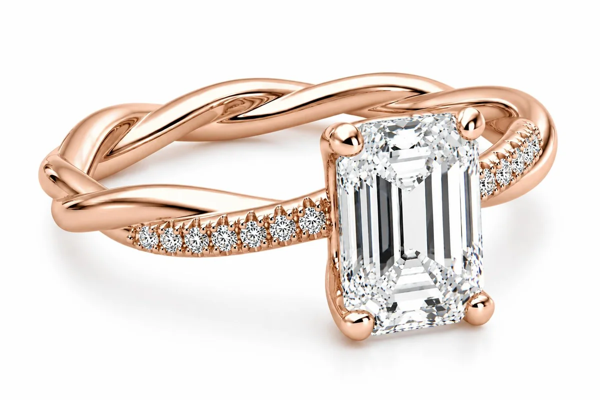 Bague Luxe Twisted Emerald en or rose, vue de trois quarts
