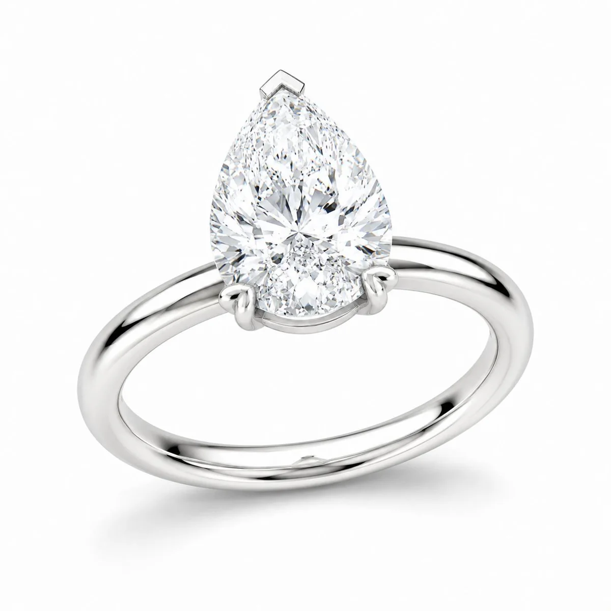 Bague Signature Pear Solitaire en or blanc, vue de trois quarts